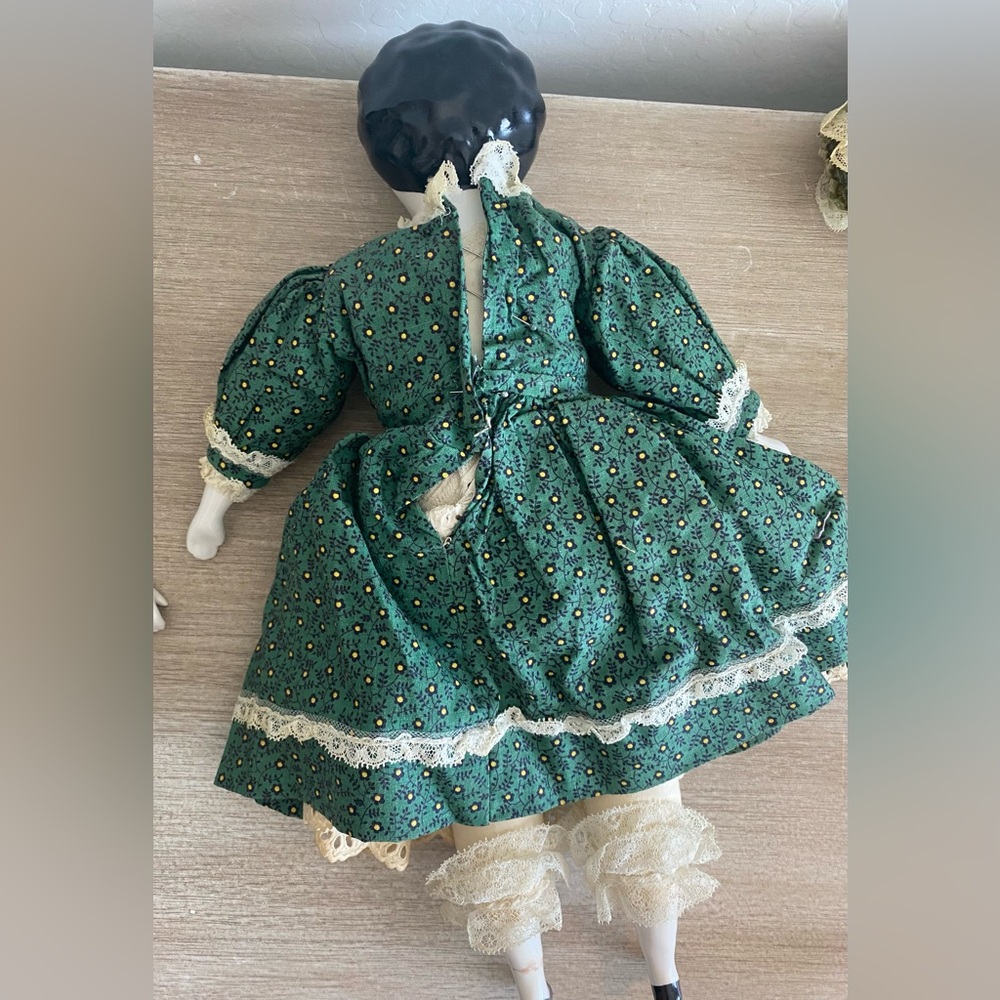 3 Vintage Porcelain Dolls in Green Dresses - Picture 10 of 14